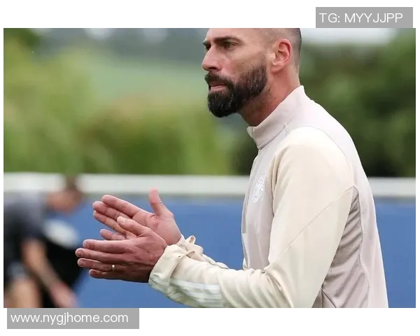 阿根廷秃顶足球明星的传奇人生与辉煌成就揭秘